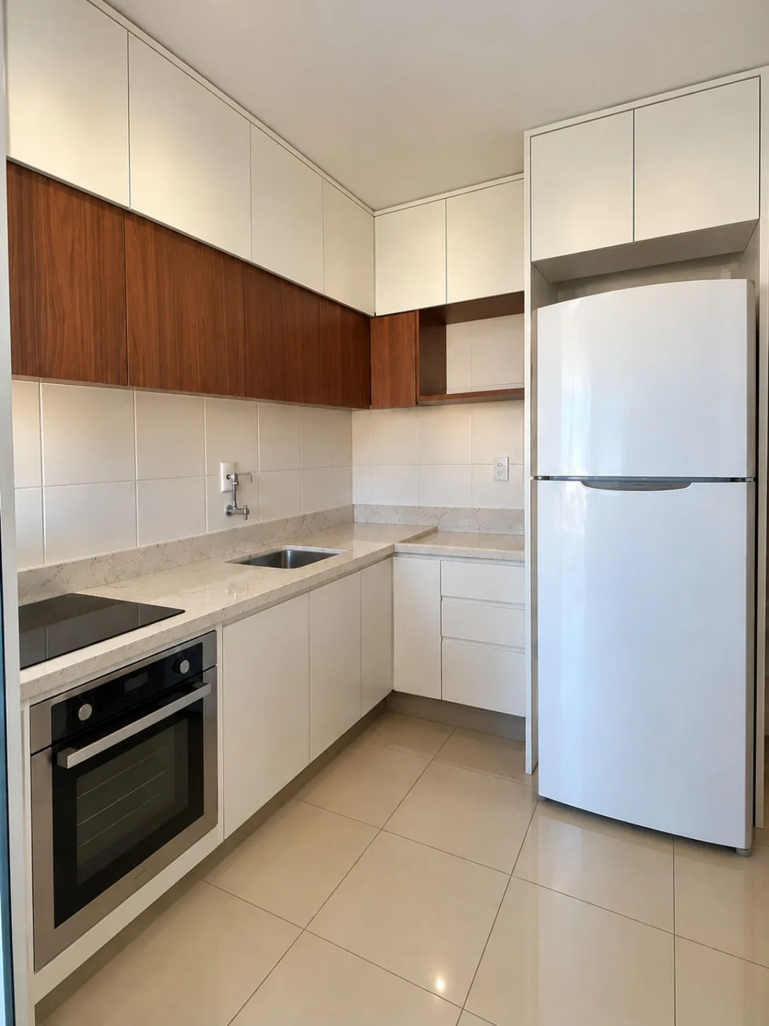 Cozinha planejada clara com detalhes amadeirados