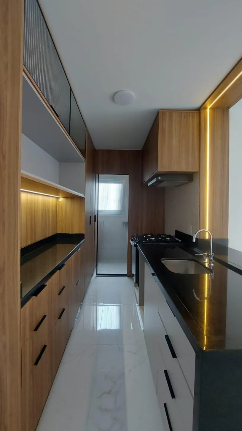 Cozinha sob medida com bancada preta e madeira