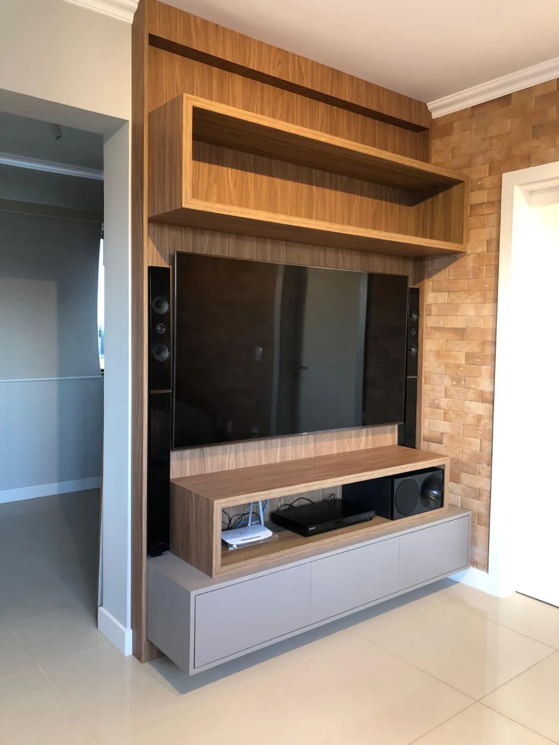 Painel de televisão amadeirado e rack