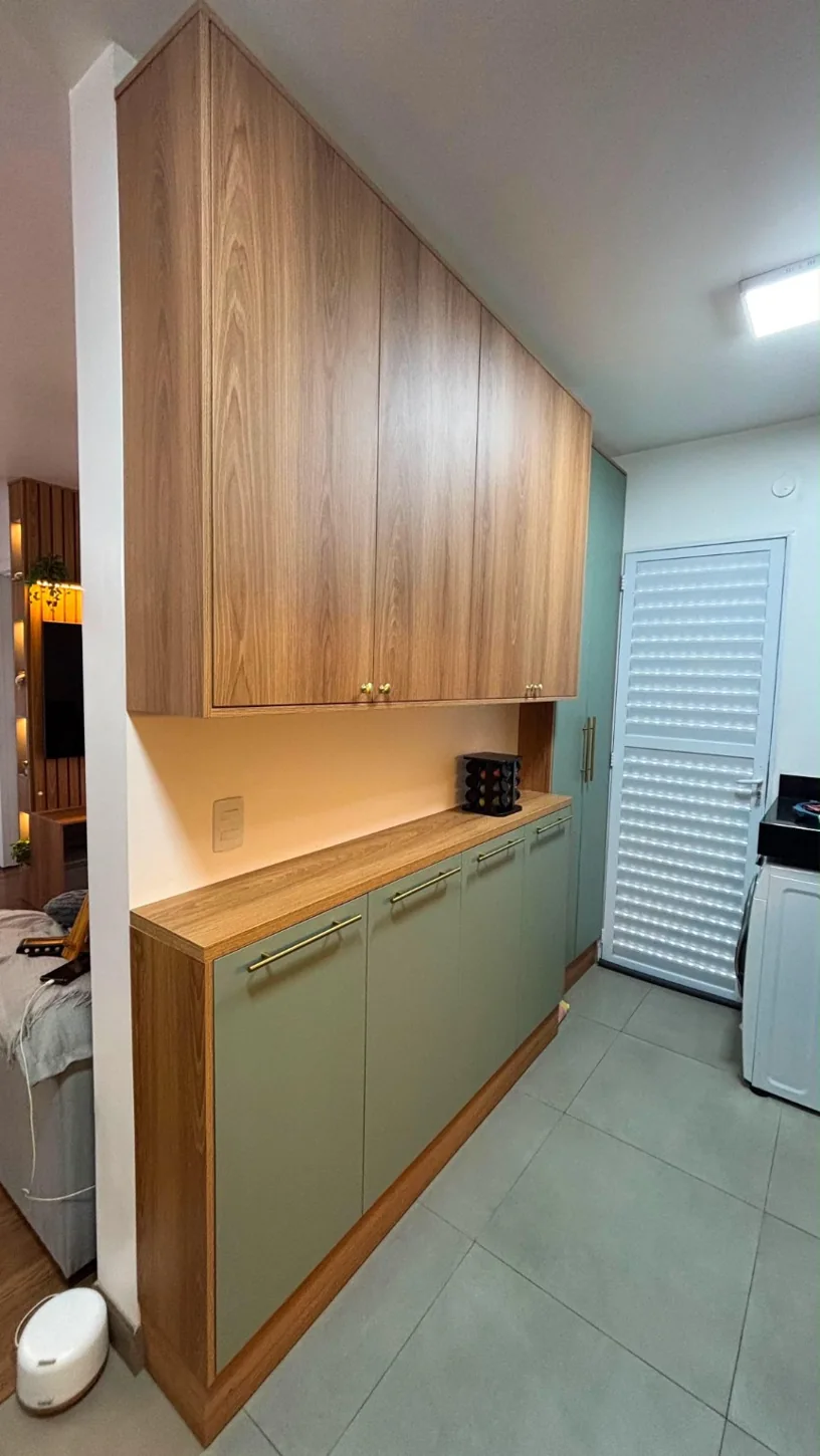 Armário planejado com portas verdes e madeira