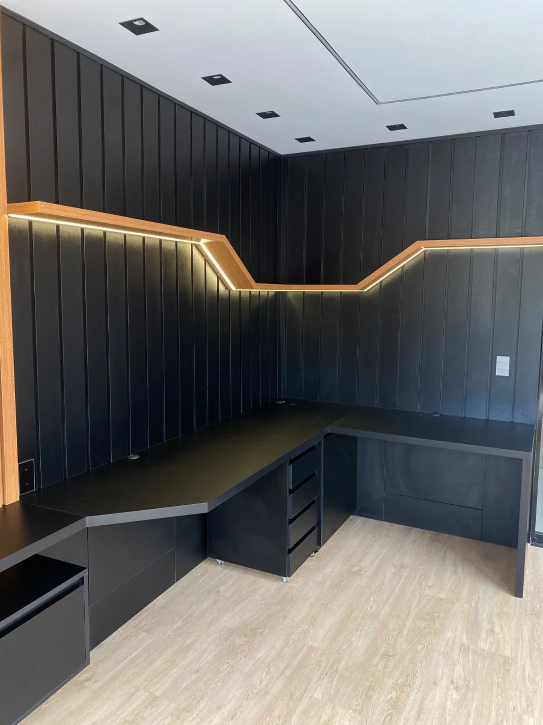 Ambiente de trabalho planejado em preto e madeira