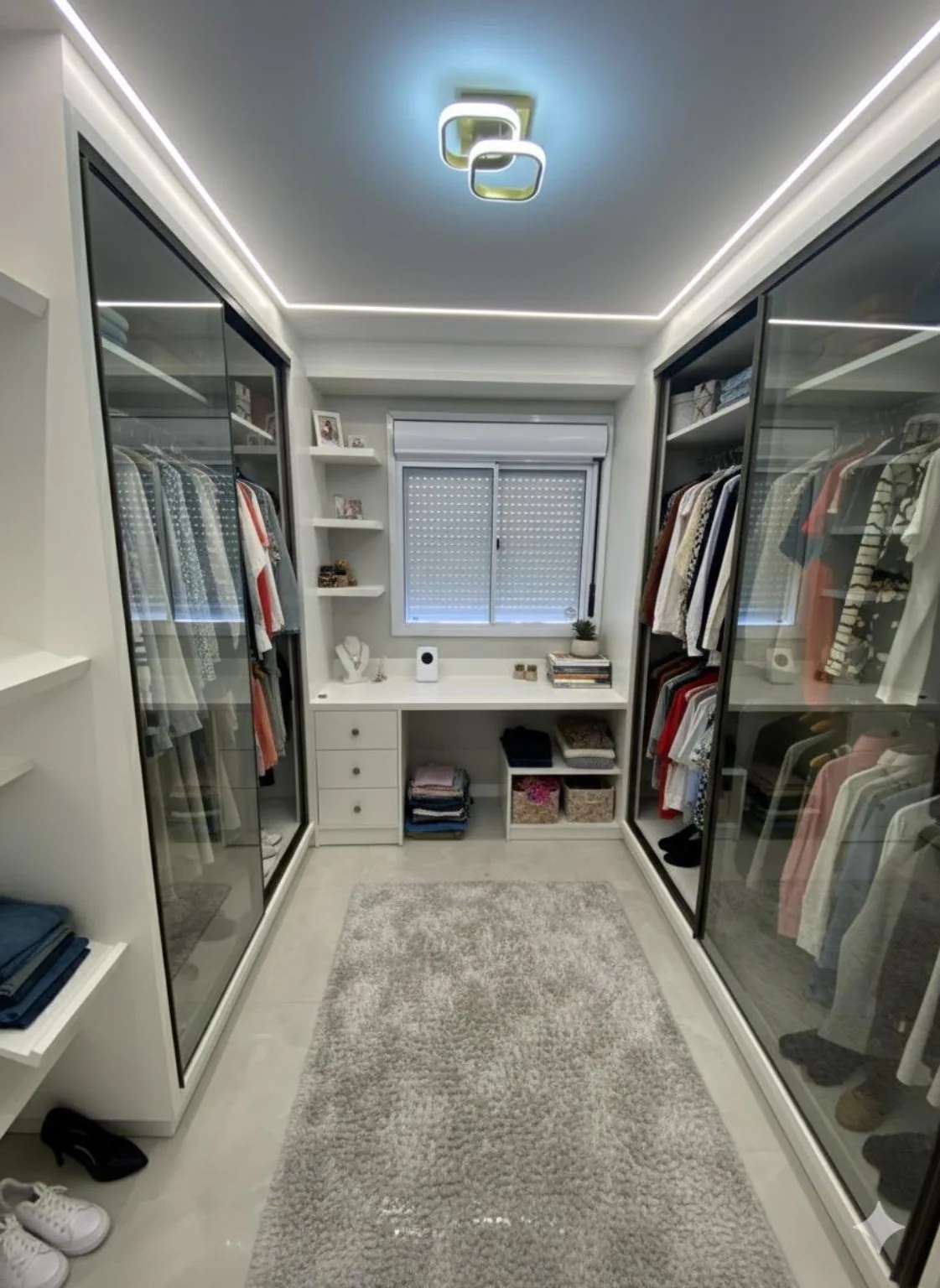 Closet planejado com portas de vidro