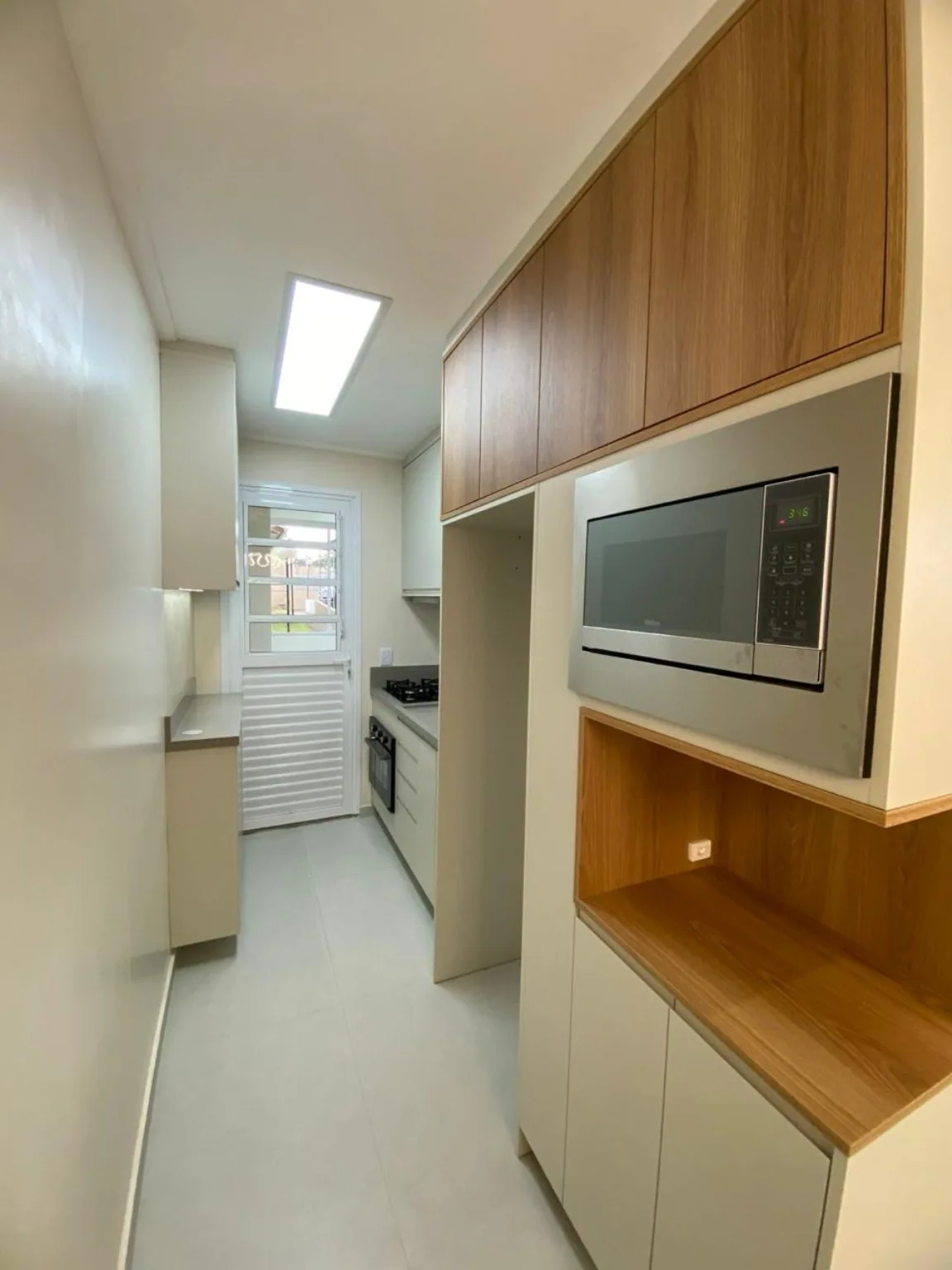 Cozinha compacta com torre para micro-ondas