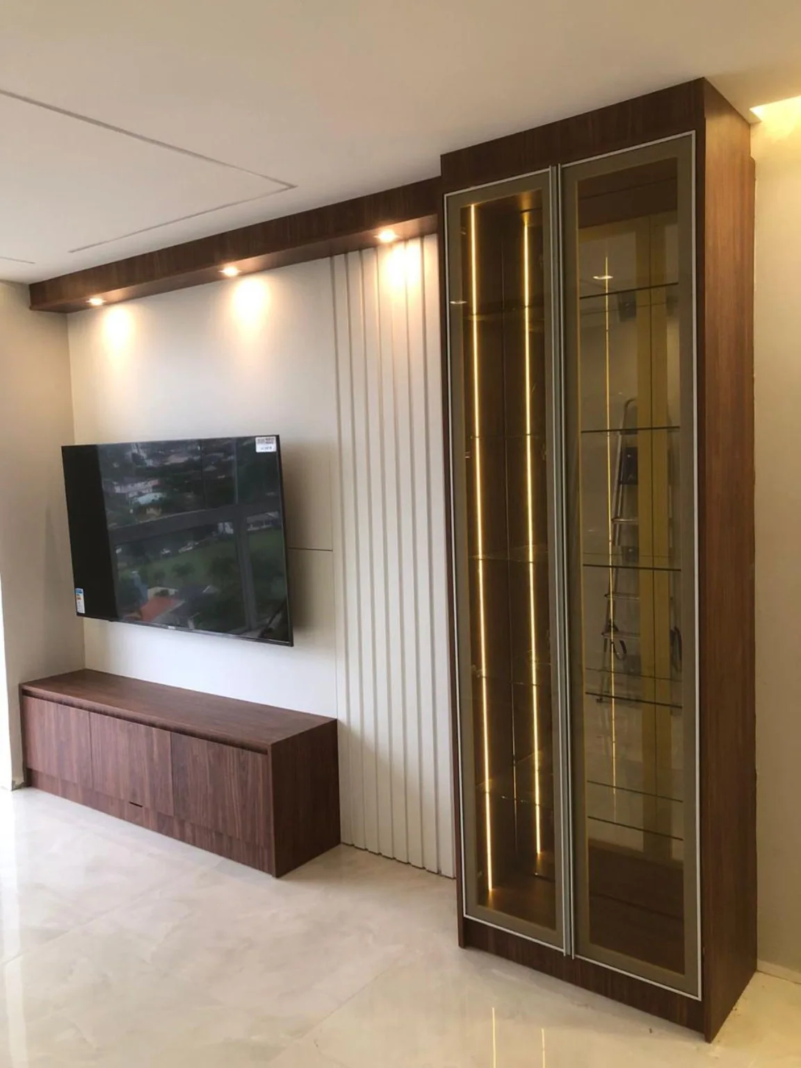 Painel de TV com cristaleira iluminada